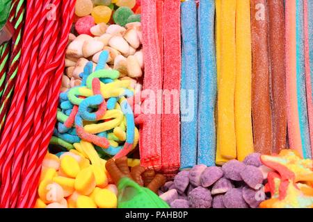 Pasticceria al Mercato di Boqueria a Barcellona, Spagna. Gocce di gomma colorata e gomma di vini dolci. Foto Stock