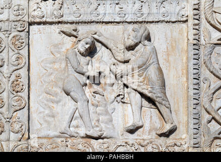 Il Battesimo di Cristo, medievale rilievo sulla facciata della Basilica di San Zeno a Verona, Italia Foto Stock