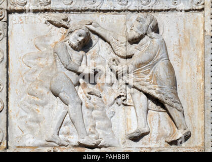 Il Battesimo di Cristo, medievale rilievo sulla facciata della Basilica di San Zeno a Verona, Italia Foto Stock