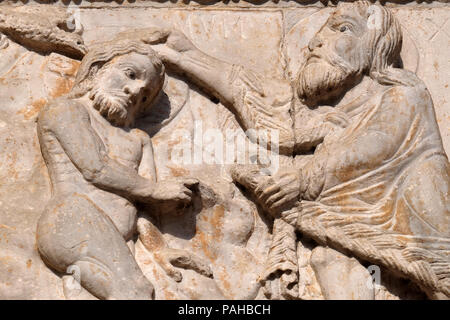 Il Battesimo di Cristo, medievale rilievo sulla facciata della Basilica di San Zeno a Verona, Italia Foto Stock