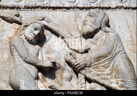 Il Battesimo di Cristo, medievale rilievo sulla facciata della Basilica di San Zeno a Verona, Italia Foto Stock