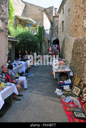 Ogni anno i residenti del piccolo villaggio francese di Soumartre, Faugeres nel sud della Francia detengono una strada vendita, espongono i loro oggetti in vendita Foto Stock