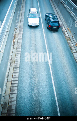 Vista dall'alto di due vetture su strada Foto Stock