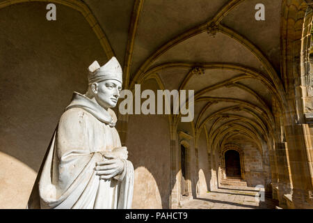 Statua de St Mayeul nel chiostro di Saint Pierre e Saint Paul priory chiesa, Souvigny, Allier, Auvergne-Rhone-Alpes, Francia Foto Stock