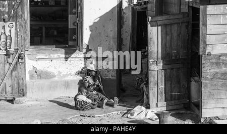 ANTANANARIVO, MADAGASCAR - luglio 2, 2011: Unidentified Madagascar bambina gioca con il suo fratello. Persone in Madagascar soffrono di povertà a causa della lenta devel Foto Stock