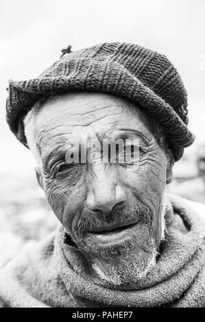 Valle dell'Omo, Etiopia - Sep 22, 2011: Non identificato uomo Etiope indossando un cappello in Etiopia, Sep.22, 2011. Persone in Etiopia soffrono di povertà dovuta a t Foto Stock