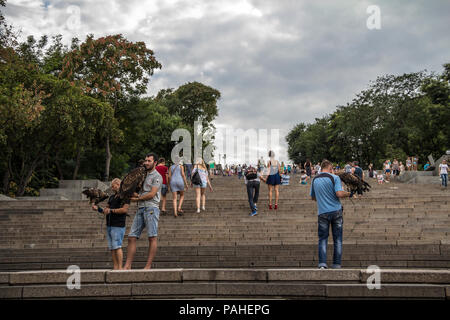ODESSA, Ucraina - Agosto 13, 2015: Potemkin Scale con persone in posa con aquile su di essi. Le scale di Odessa, raffigurato nel famoso film sovietico Pote Foto Stock