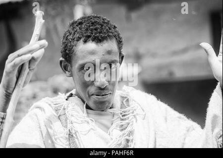 LALIBELA, Etiopia - Settembre 27, 2011: etiope non identificato uomo religioso. Persone in Etiopia soffrono di povertà a causa della situazione instabile Foto Stock