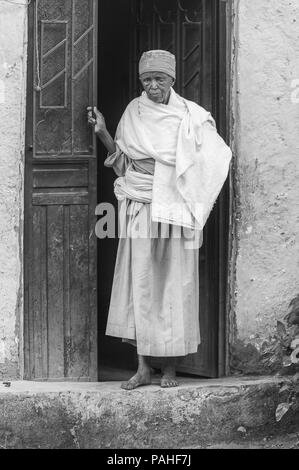 LALIBELA, Etiopia - Settembre 27, 2011: Non identificato womanat etiope il portico. Persone in Etiopia soffrono di povertà a causa della situazione instabile. Foto Stock