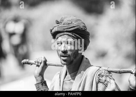 LALIBELA, Etiopia - 28 settembre 2011: Non identificato lavoratore etiope ritratto. Persone in Etiopia soffrono di povertà a causa della situazione instabile Foto Stock