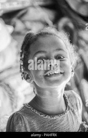 AKSUM, Etiopia - Sep 30, 2011: Ritratto di un misterioso donna etiope con tradizionale pigtail in Etiopia, Sep.30, 2011. Persone in Etiopia su Foto Stock