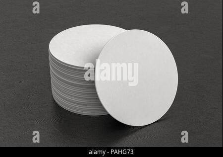 Bianco birra rotonda coasters su sfondo nero con percorso di clipping intorno montagne russe. 3d illustrazione Foto Stock