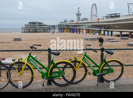 Noleggio moto parcheggiata di fronte al molo di Scheveningen, lungo un corrimano sul Mare del Nord esplanade. Scheveningen, l'Aia, Paesi Bassi. Foto Stock