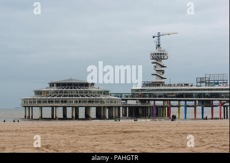 Il molo di Scheveningen vanta un cibo boulevard, un open promenade, un bungee jumping torre, una ruota panoramica e un ristorante su un satellite Pier. Foto Stock