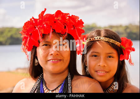 EMBERA VILLAGE, PANAMA, 9 gennaio 2012: Ritratto di un nativo non identificato donna indiana e sua figlia in Panama, Jan 9, 2012. Indiano prenotazione ho Foto Stock