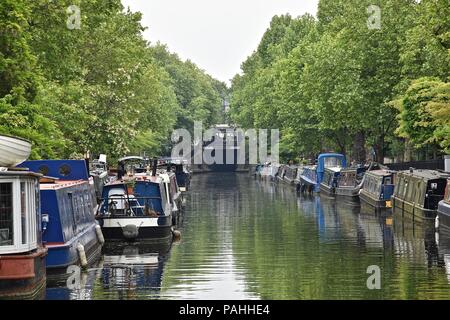 Battelli in Little Venice, Kensington alla confluenza di Regents Canal e il Grand Union Canal vicino a Paddington, City of Westminster, Londra, Regno Unito Foto Stock