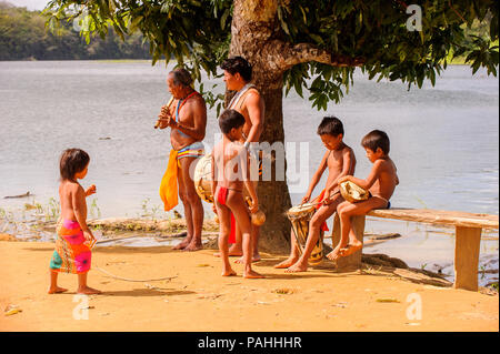 EMBERA VILLAGE, PANAMA, 9 gennaio 2012: nativo non identificato famiglia indiana di rendere la musica per i turisti in Panama, Jan 9, 2012. Prenotazione indiana è il Foto Stock