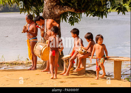 EMBERA VILLAGE, PANAMA, 9 gennaio 2012: nativo non identificato famiglia indiana di rendere la musica per i turisti in Panama, Jan 9, 2012. Prenotazione indiana è il Foto Stock