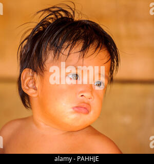 EMBERA VILLAGE, PANAMA, 9 gennaio 2012: Ritratto di un nativo non identificato ragazzo indiano in una cabina in Panama, Jan 9, 2012. Prenotazione indiana è il wa Foto Stock