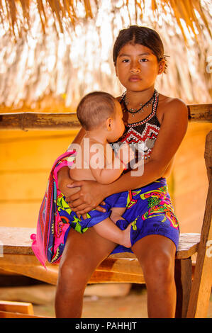 EMBERA VILLAGE, PANAMA, 9 gennaio 2012: Unidentified nativo ragazza indiana mantiene la sua sorellina in Panama, Jan 9, 2012. Indiano prenotazione è il modo in cui Foto Stock