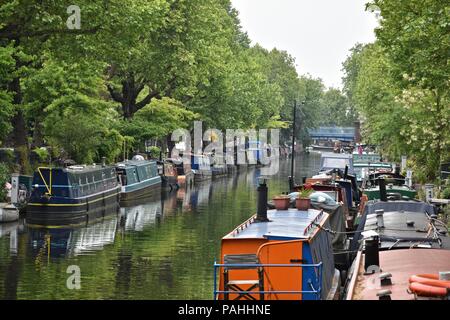 Battelli in Little Venice, Kensington alla confluenza di Regents Canal e il Grand Union Canal vicino a Paddington, City of Westminster, Londra, Regno Unito Foto Stock