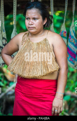 AMAZONIA, Perù - Nov 10, 2010: Amazzonica Non identificato donna indigena. I popoli indigeni dell'Amazzonia sono protetti da COICA (Coordinatore di Indigeno Foto Stock