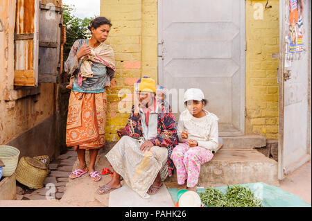 ANTANANARIVO, MADAGASCAR - Giugno 30, 2011: Unidentified Madagascar donne con bambini di sedersi in veranda. Persone in Madagascar soffrono di povertà a causa di Foto Stock