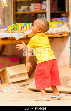 ANTANANARIVO, MADAGASCAR - Giugno 30, 2011: Unidentified Madagascar boy corre al mercato. Persone in Madagascar soffrono di povertà a causa della lenta devel Foto Stock