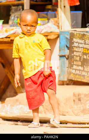 ANTANANARIVO, MADAGASCAR - Giugno 30, 2011: Unidentified Madagascar boy corre al mercato. Persone in Madagascar soffrono di povertà a causa della lenta devel Foto Stock