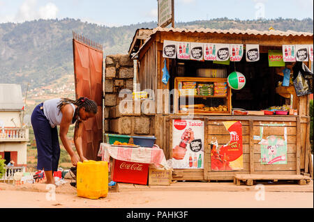 ANTANANARIVO, MADAGASCAR - Giugno 30, 2011: Unidentified Madagascar donna prepara la roba per la vendita. Persone in Madagascar soffrono di povertà a causa della Foto Stock