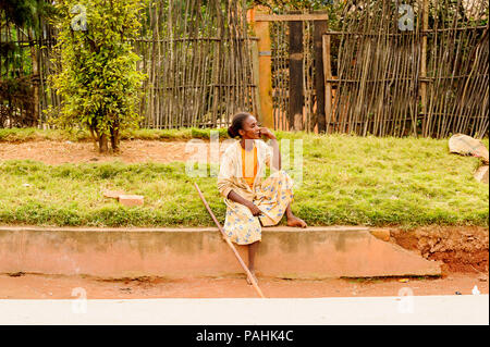 ANTANANARIVO, MADAGASCAR - Giugno 30, 2011: Unidentified Madagascar ragazza si siede e pensa. Persone in Madagascar soffrono di povertà a causa della lentezza di sviluppare Foto Stock