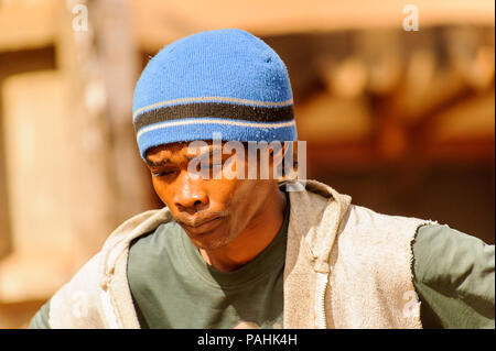 MADAGASCAR - Giugno 30, 2011: Ritratto di un non ben identificato Madagascar venditore di mercato in Madagascar, il 30 giugno 2011. La popolazione del Madagascar soffrono di povertà Foto Stock