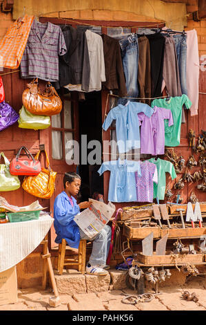 ANTANANARIVO, MADAGASCAR - Giugno 30, 2011: Unidentified Madagascar vendere abiti e reas la carta sul mercato. Persone in Madagascar soffrono di povertà du Foto Stock