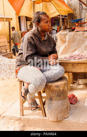 ANTANANARIVO, MADAGASCAR - Giugno 30, 2011: Unidentified Madagascar donna lavora al mercato. Persone in Madagascar soffrono di povertà a causa della lenta develo Foto Stock