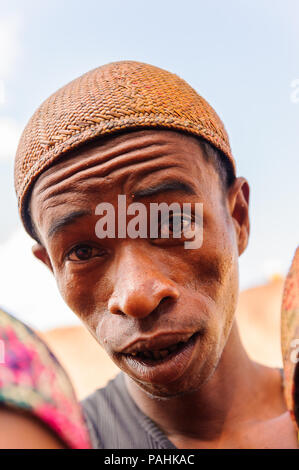 MADAGASCAR - Giugno 30, 2011: Ritratto di un misterioso uomo sorpreso in Madagascar, il 30 giugno 2011. La popolazione del Madagascar soffrono di povertà a causa della Foto Stock