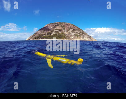 Oceano Slocum glider (autonomo sottomarino strumento oceanografiche) galleggiante vicino a nord in direzione isola, della Grande Barriera Corallina, Queensland, Australia. Foto Stock