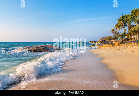 Sunrise su Lamai spiaggia di Koh Samui in Thailandia. Foto Stock