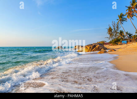 Sunrise su Lamai spiaggia di Koh Samui in Thailandia. Foto Stock