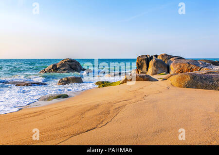 Sunrise su Lamai spiaggia di Koh Samui in Thailandia. Foto Stock