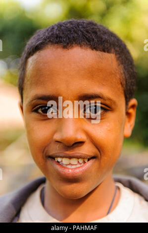 Valle dell'Omo, Etiopia - Sep 20, 2011: Ritratto di un misterioso uomo Etiope in Etiopia, Sep.20, 2011. Persone in Etiopia soffrono di povertà a causa di Foto Stock