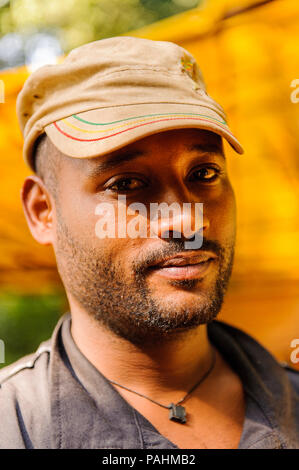 Valle dell'Omo, Etiopia - Sep 20, 2011: Ritratto di un Etiope non identificato uomo militare in Etiopia, Sep.20, 2011. Persone in Etiopia soffrono di povert Foto Stock
