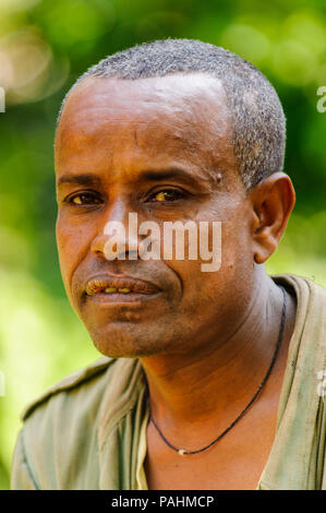 Valle dell'Omo, Etiopia - Sep 20, 2011: Ritratto di un misterioso uomo Etiope in Etiopia, Sep.20, 2011. Persone in Etiopia soffrono di povertà a causa di Foto Stock