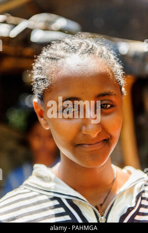 Valle dell'Omo, Etiopia - Sep 20, 2011: Ritratto di un misterioso donna etiope in Etiopia, Sep.20, 2011. Persone in Etiopia soffrono di povertà a causa t Foto Stock
