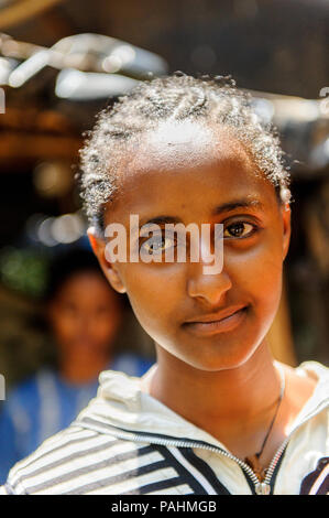 Valle dell'Omo, Etiopia - Sep 20, 2011: Ritratto di un misterioso donna etiope in Etiopia, Sep.20, 2011. Persone in Etiopia soffrono di povertà a causa t Foto Stock
