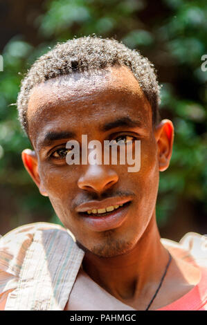 Valle dell'Omo, Etiopia - Sep 20, 2011: Ritratto di un misterioso uomo Etiope in Etiopia, Sep.20, 2011. Persone in Etiopia soffrono di povertà a causa di Foto Stock