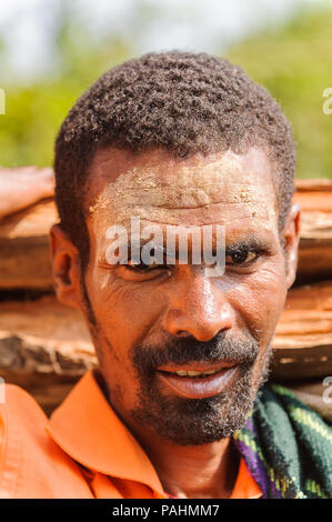 Valle dell'Omo, Etiopia - Sep 20, 2011: Ritratto di e non identificato uomo Etiope in pasta bianca in Etiopia, Sep.20, 2011. Persone in Etiopia soffrono di Foto Stock