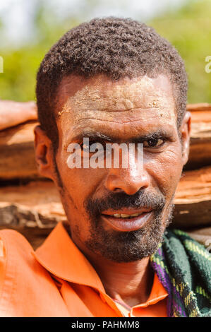 Valle dell'Omo, Etiopia - Sep 20, 2011: Ritratto di e non identificato uomo Etiope in pasta bianca in Etiopia, Sep.20, 2011. Persone in Etiopia soffrono di Foto Stock