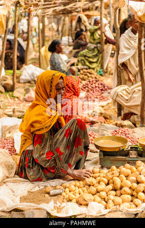 OMO, Etiopia - Settembre 19, 2011: Unidentified donna etiope vende patate al mercato locale. Persone in Etiopia soffrono di povertà a causa della u Foto Stock