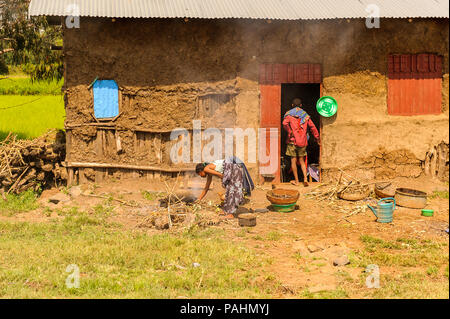 OMO, Etiopia - Settembre 19, 2011: etiope non identificati vicino a casa loro. Persone in Etiopia soffrono di povertà a causa della situazione instabile Foto Stock