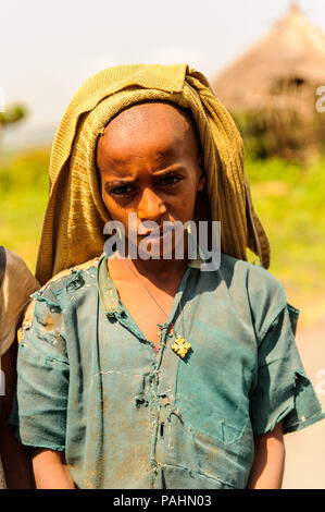 OMO, Etiopia - Settembre 19, 2011: Non identificato ragazzo etiope sorrisi. Persone in Etiopia soffrono di povertà a causa della situazione instabile Foto Stock